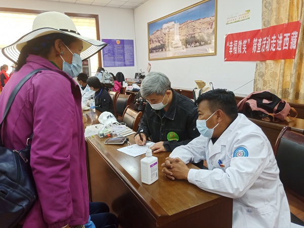 江孜縣患兒篩查現場（外科醫生站）.jpg