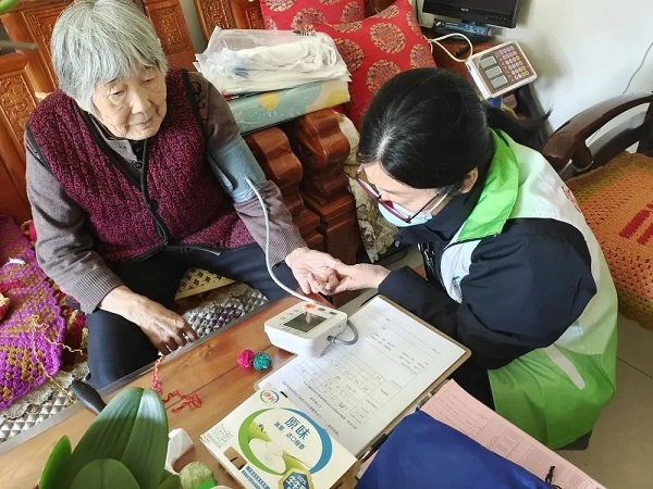 1 關愛老人系列活動照片 (2) .jpg