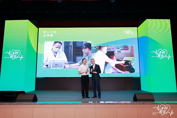 對話暖心村醫王傳能.jpg