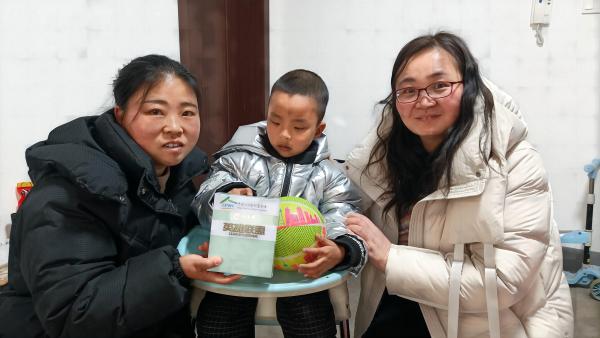 1719390489935127.jpg 1 殘疾兒童領取康復工具“嗨小寶”(1).jpg