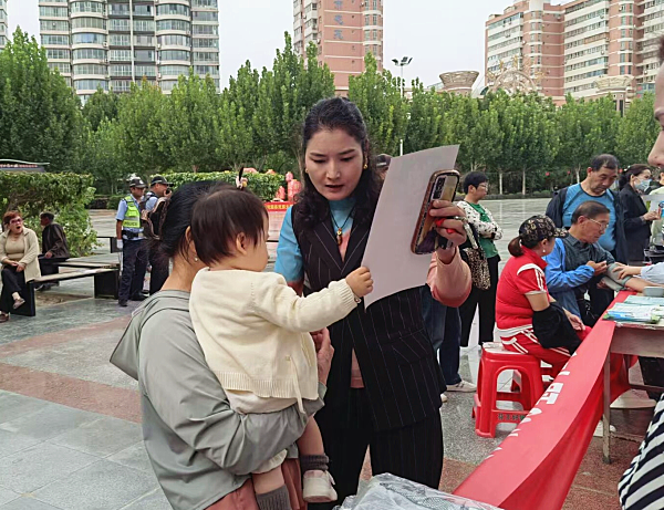 圖為新疆阿克蘇地區(qū)新和縣母嬰健康科普活動現(xiàn)場.png