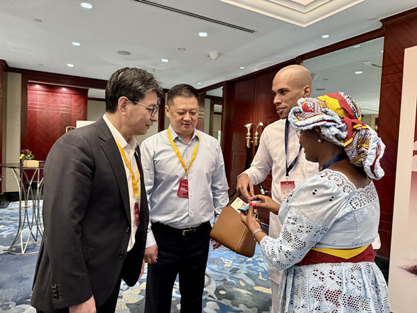 02趙本志秘書(shū)長(zhǎng)與Nathalie-Aziza Munana女士交流-1_副本.jpg