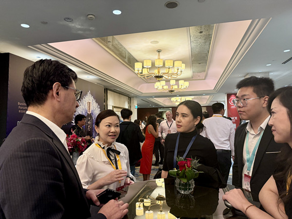 03趙本志秘書(shū)長(zhǎng)與新加坡STEM for All團(tuán)隊(duì)交流_副本.jpg