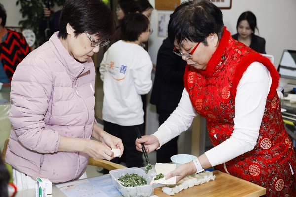 上海總部包餃子2.jpg