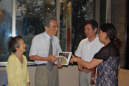 藍(lán)野副秘書長向北谷夫婦贈送圖書，介紹基金會幸福工程項目及成果。