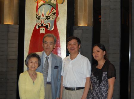 北谷夫婦與藍(lán)野副秘書長、李曉琳部長合影。