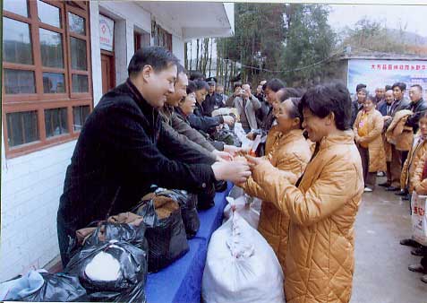 無私的愛溫暖貧困母親的心 3.jpg