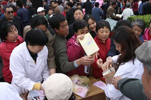 河北省舉辦省會第十二屆母親節暨幸福工程救助貧困母親大型宣傳活動 7.jpg