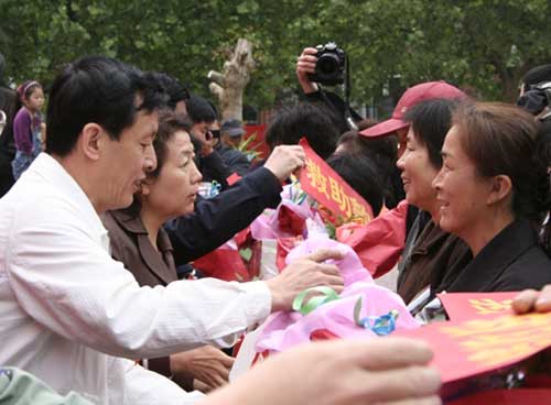 河北省舉辦省會第十二屆母親節暨幸福工程救助貧困母親大型宣傳活動 4.jpg