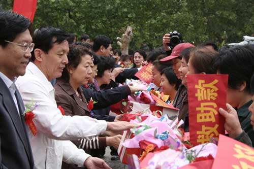 河北省舉辦省會第十二屆母親節暨幸福工程救助貧困母親大型宣傳活動 3.jpg