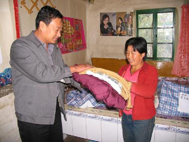 計生干部獻愛心貧困母親解憂愁 3.jpg