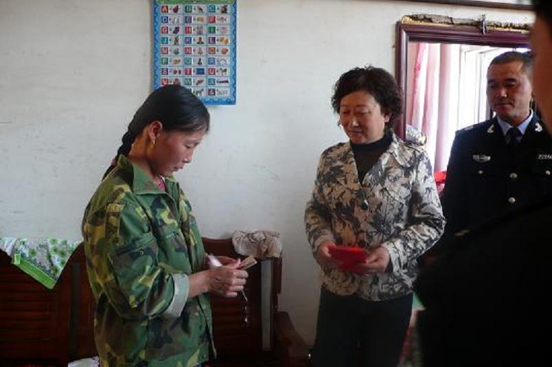 計生干部獻愛心貧困母親解憂愁 2.jpg