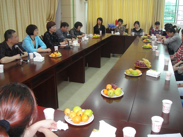 蕉北街道:“生育關懷、幸福家庭”紀念第十六屆“母親節”座談會暨慰問、培訓活動 2.jpg