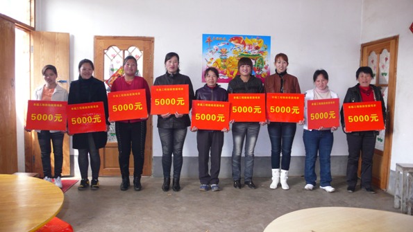 30萬元幸福工程救助款再次落戶撫松發到貧困母親手中 2.jpg