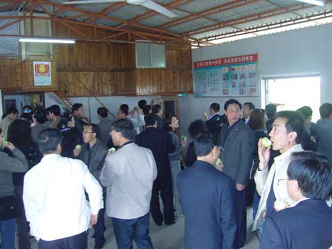 甘肅省計生協會參觀長泰縣先進脫貧母親戴福蘭芭樂種植情況 3.jpg