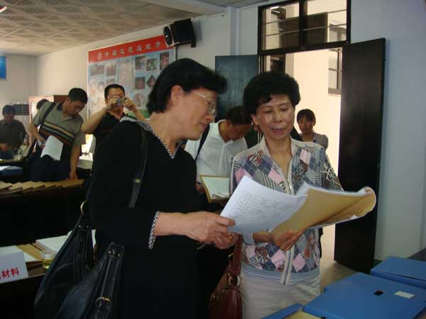 組圖2:湖南省郴州市計生協會考察團到福建省長泰縣參觀幸福工程檔案管理1.jpg