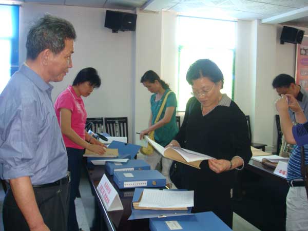 組圖2:湖南省郴州市計生協會考察團到福建省長泰縣參觀幸福工程檔案管理3.jpg