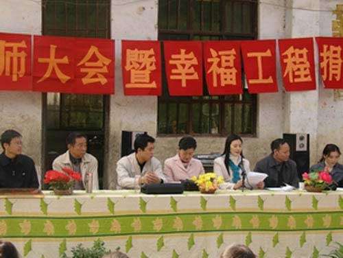 重慶市城口縣舉行捐贈儀式 昔日貧困母親覃純菊得到救助1.png