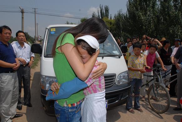 幸福工程扶貧西部行之十一——馬艷麗甘肅認回個“干女兒” 9.jpg