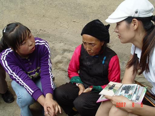 幸福工程扶貧西部行之七——馬艷麗陪貧困母親坐等女兒回來 2.jpg