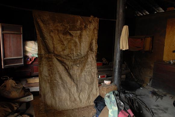 幸福工程扶貧西部行之七——馬艷麗陪貧困母親坐等女兒回來 5.jpg