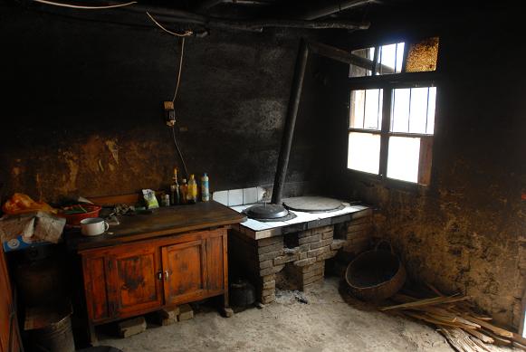 幸福工程扶貧西部行之七——馬艷麗陪貧困母親坐等女兒回來 6.jpg