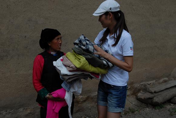 幸福工程扶貧西部行之七——馬艷麗陪貧困母親坐等女兒回來 7.jpg