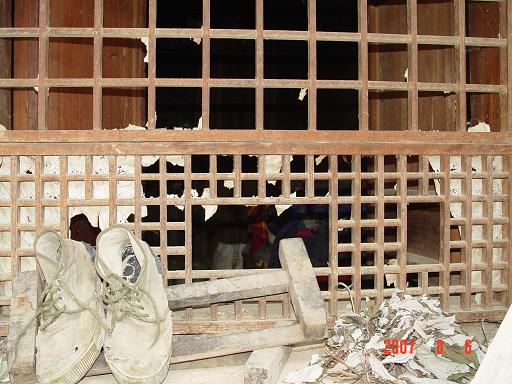 幸福工程扶貧西部行之七——馬艷麗陪貧困母親坐等女兒回來 7.jpg