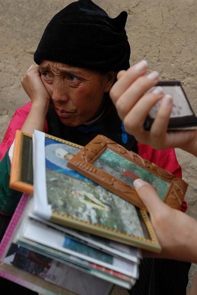 幸福工程扶貧西部行之七——馬艷麗陪貧困母親坐等女兒回來 3.jpg