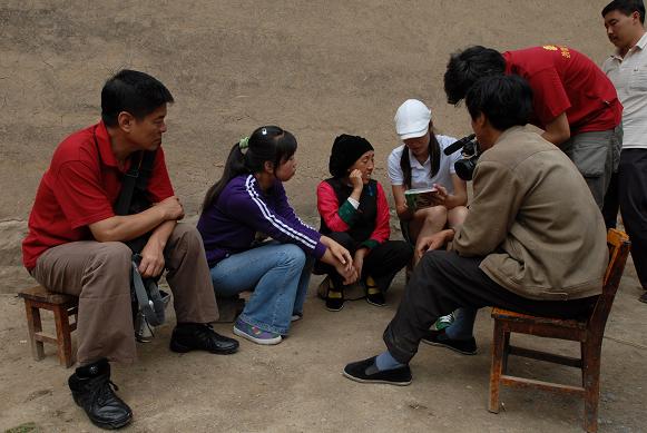 幸福工程扶貧西部行之七——馬艷麗陪貧困母親坐等女兒回來 1.jpg