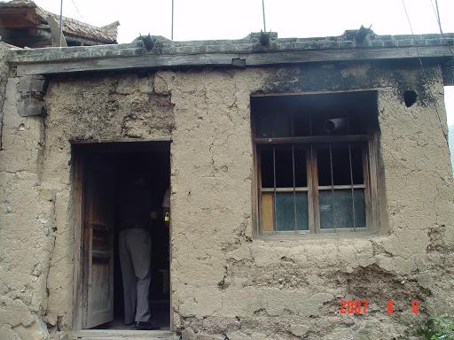 幸福工程扶貧西部行之七——馬艷麗陪貧困母親坐等女兒回來 4.jpg