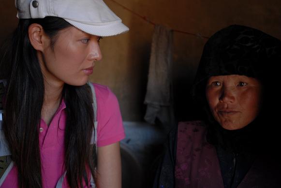 幸福工程扶貧西部行之三_馬艷麗探望同姓貧困母親 8.jpg