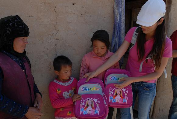 幸福工程扶貧西部行之三_馬艷麗探望同姓貧困母親 4.jpg