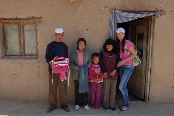 幸福工程扶貧西部行之三_馬艷麗探望同姓貧困母親 6.jpg