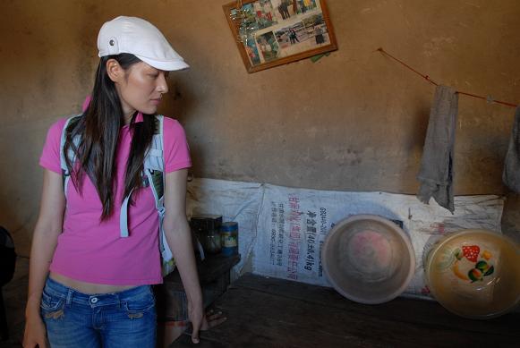 幸福工程扶貧西部行之三_馬艷麗探望同姓貧困母親 5.jpg