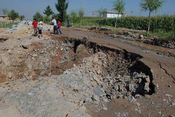 幸福工程扶貧西部行之三_馬艷麗探望同姓貧困母親 1.jpg