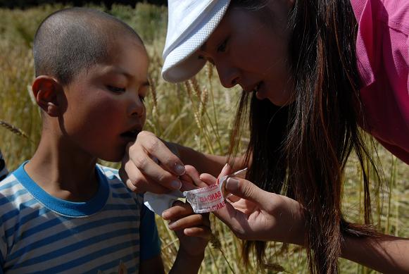 幸福工程扶貧西部行之三_馬艷麗探望同姓貧困母親 15.jpg