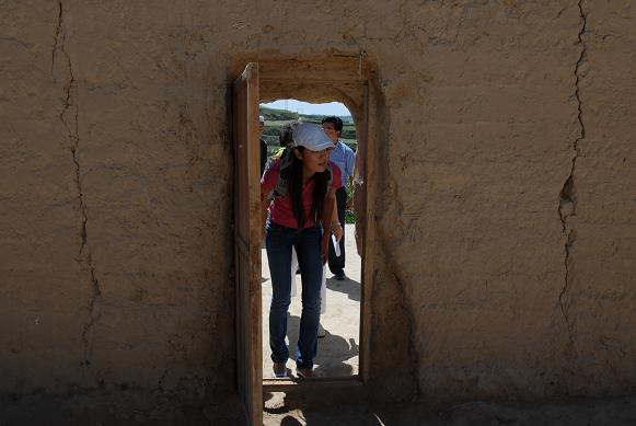 幸福工程扶貧西部行之三_馬艷麗探望同姓貧困母親 9.jpg