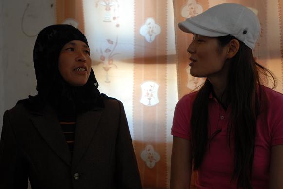 幸福工程扶貧西部行之三_馬艷麗探望同姓貧困母親 10.jpg