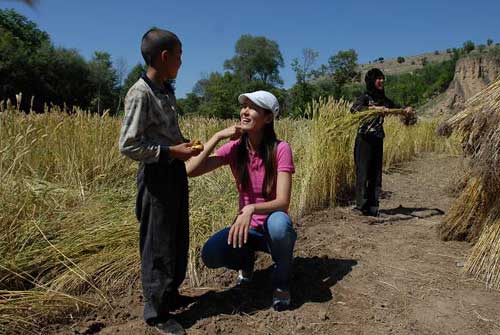 幸福工程扶貧西部行之三_馬艷麗探望同姓貧困母親 13.jpg