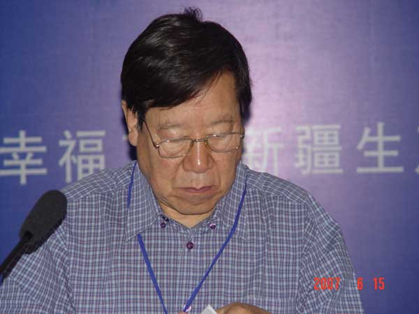 幸福工程組委會(huì)副主任劉漢彬主持大會(huì).jpg