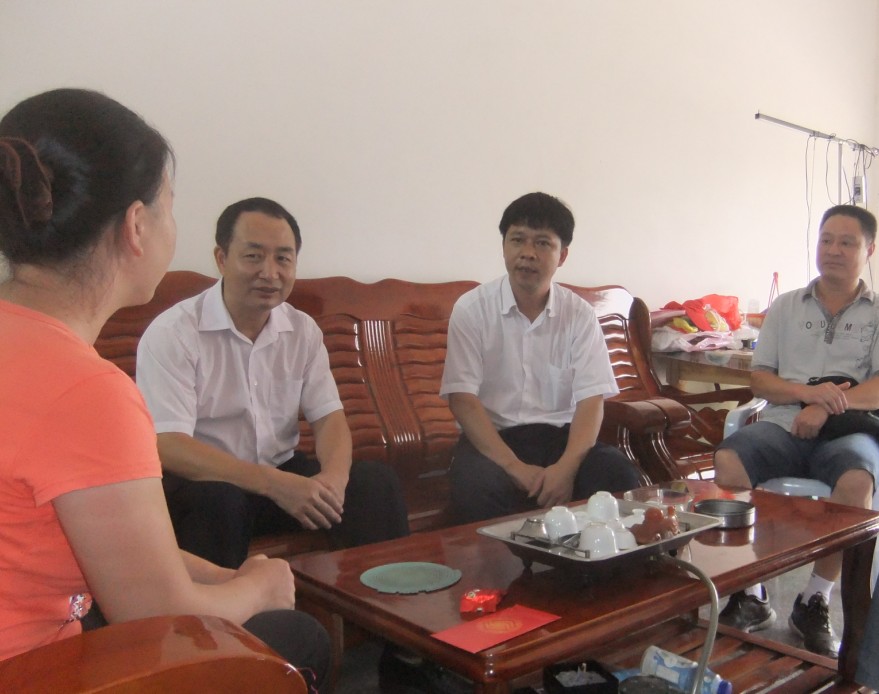 福建漳平:領導干部面對面幫扶貧困母親2.jpg