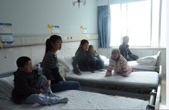 1.在病房里等待手術的患兒.jpg