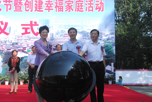 中國人口福利基金會副秘書長藍野、江蘇省人口計生委副主任徐東紅和淮安市委宣傳部部長戚壽余共同啟動水晶球.JPG