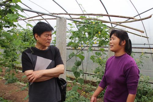 葛振江副秘書長了解幫扶家庭生產、生活情況