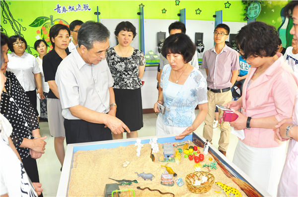 考察河西區人口家庭公共服務中心“青蘋果樂園“心理沙盤游戲.jpg
