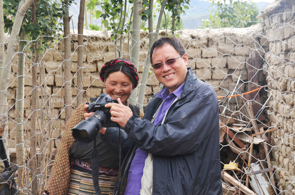 a于全興與受助母親確吉分享喜悅