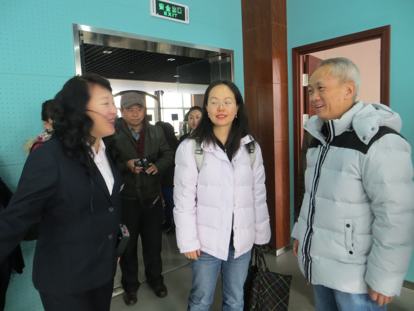 12月23日上午,哈爾濱鄉政社區活動中心工作人員向泰國考察團介紹社區活動基本情況