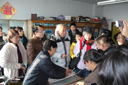 12月24日上午,蘭西縣“幸福工程”幫扶農戶向泰國人口與社區發展協會考察團演示亞麻編織技巧