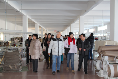 12月24日上午,泰國人口與社區發展協會考察團蘭西龍錦亞麻制品有限公司